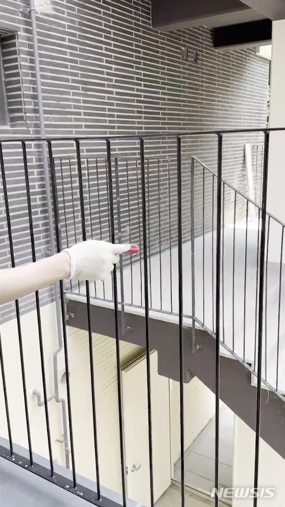 [서울=뉴시스]쉽게 흔들리는 난간 모습. 2023.05.31 (사진=죽전테라스앤139 입주예정자 제공)