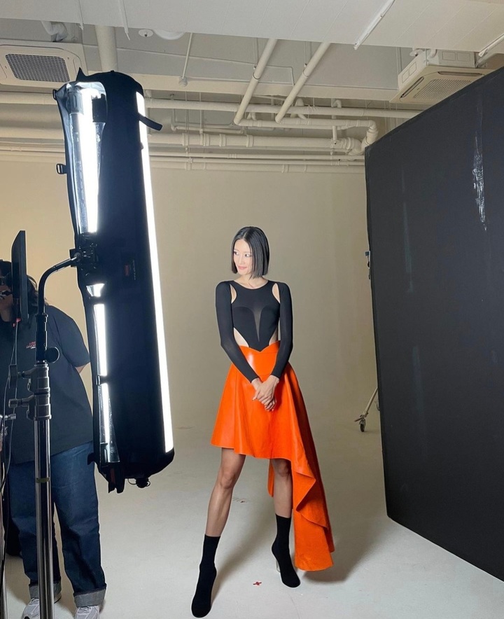 [서울=뉴시스] 모델 이현이가 30일 자신의 인스타그램에 화보 촬영 현장에서 찍은 사진을 공개했다. (사진=이현이 인스타그램 캡처) 2023.05.31. photo@newsis.com *재판매 및 DB 금지 *재판매 및 DB 금지