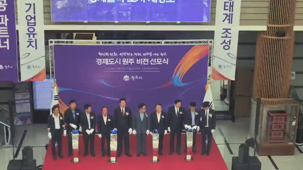 4대 슬로건을 선포하는 시장을 비롯한 의원, 각 단체장들. *재판매 및 DB 금지