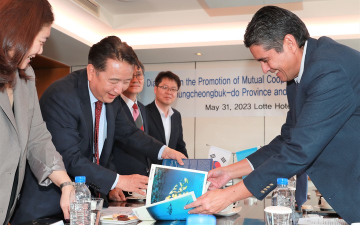 환담하는 김영환 충북지사와 수랑겔 윕스(오른쪽) 팔라우 대통령 *재판매 및 DB 금지