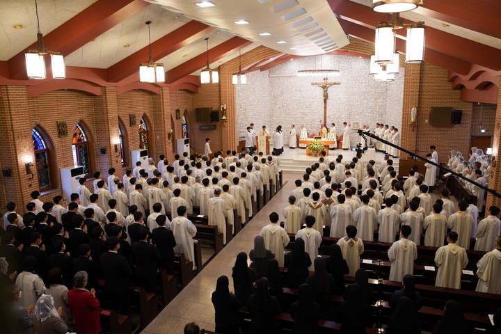 [서울=뉴시스] 4월 한국 천주교 의정부교구 주교좌 의정부성당에서 열린 성유 축성 미사. (사진=천주교 의정부교구 제공) 2023.05.31. photo@newsis.com&nbsp; *재판매 및 DB 금지