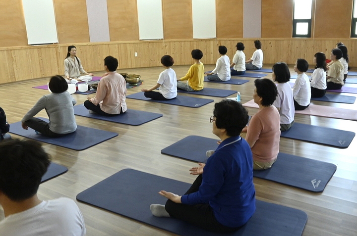 순창 쉴랜드 BTS 프로그램 중 하나인 명상이 진행 중이다. *재판매 및 DB 금지