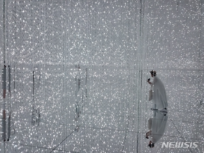 [마카오=뉴시스] 류난영 기자 = 26일(현지시간) 중구 마카오 특별행정구 베네시안 마카오 코타이 엑스포에 위치한 '팀랩 슈퍼네이처 마카오' 전시회에서 관람객이 사진을 찍고 있다. 