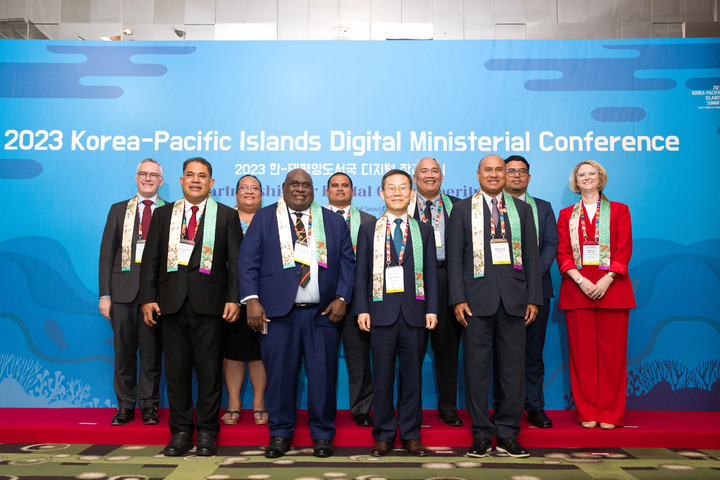 [서울=뉴시스] 이종호 과학기술정보통신부 장관이 31일 오전 서울 강남구 코엑스인터컨티넨탈호텔에서 열린 '2023 한-태평양도서국 디지털 장관회의'에서 기념촬영 하고 있다. (사진=과학기술정보통신부 제공) *재판매 및 DB 금지