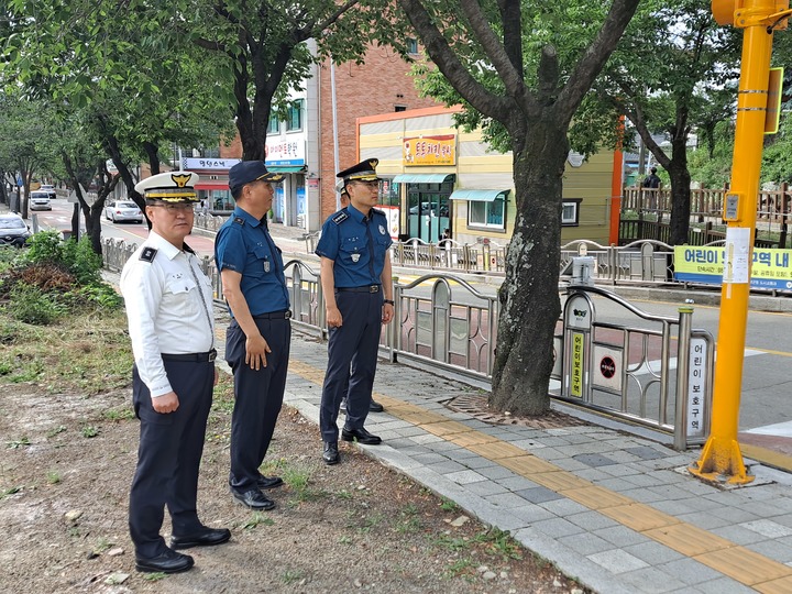 어린이 보호구역을 점검하는 횡성경찰. *재판매 및 DB 금지