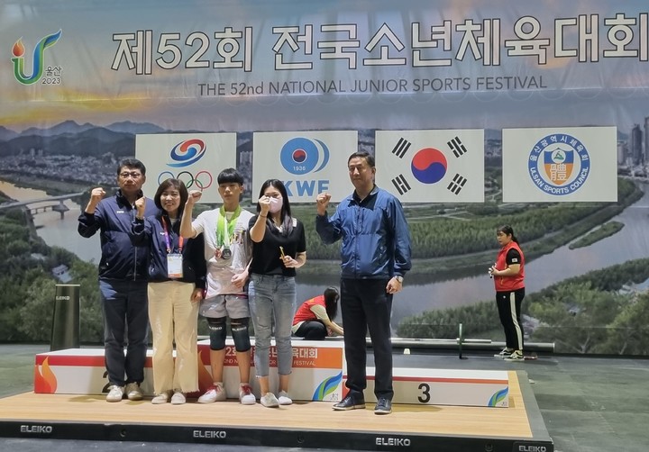 [고성(경남)=뉴시스] 신정철 기자= 경남 고성교육지원청은 지난 27~30일 울산광역시 일원에서 열린 제52회 전국소년체육대회에서 금메달 6개, 은메달 7개, 동메달 3개를 획득하는 성과를 거두었다고 31일 밝혔다. 사진은 철성중학교 이우림 선수가 고성교육지원청 이미숙 교육장과 어머니 사이에서 파이팅을 하고 있다.(사진=고성교육지원청 제공).2023.05.31. photo@newsis.com *재판매 및 DB 금지