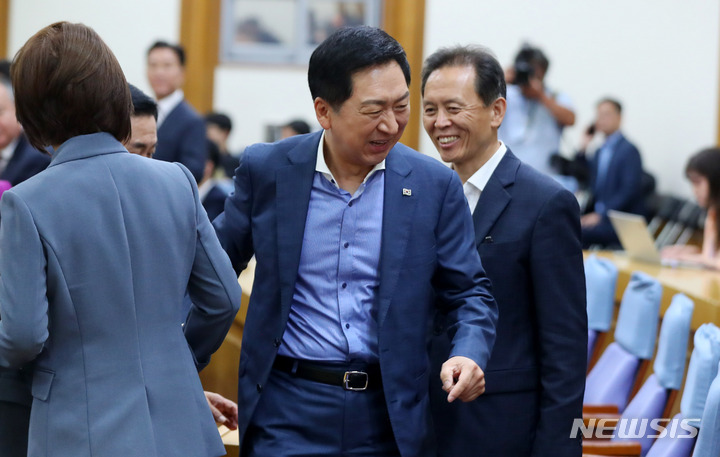 [서울=뉴시스] 추상철 기자 = 김기현 국민의힘 당 대표가 31일 오전 서울 여의도 국회에서 열린 국민의힘 공부모임 '국민공감'에서 참석의원과 인사를 한 후 회의실을 나서고 있다. 2023.05.31. scchoo@newsis.com