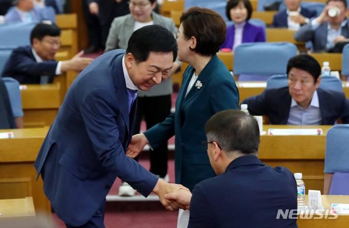 [서울=뉴시스] 추상철 기자 = 김기현 국민의힘 당 대표가 31일 오전 서울 여의도 국회에서 열린 국민의힘 공부모임 '국민공감'에서 참석의원과 인사하고 있다. 2023.05.31. scchoo@newsis.com