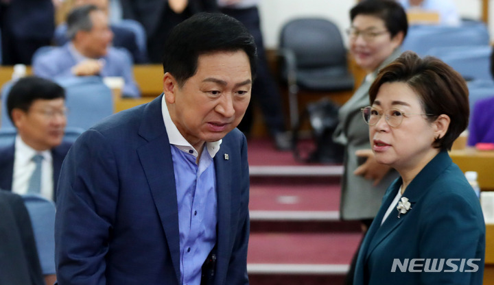 [서울=뉴시스] 추상철 기자 = 김기현 국민의힘 당 대표가 31일 오전 서울 여의도 국회에서 열린 국민의힘 공부모임 '국민공감'에 참석하고 있다. 2023.05.31. scchoo@newsis.com