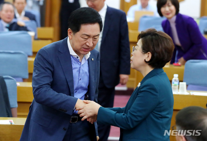 [서울=뉴시스] 추상철 기자 = 김기현 국민의힘 당 대표가 31일 오전 서울 여의도 국회에서 열린 국민의힘 공부모임 '국민공감'에서 김정재 의원과 인사하고 있다. 2023.05.31. scchoo@newsis.com