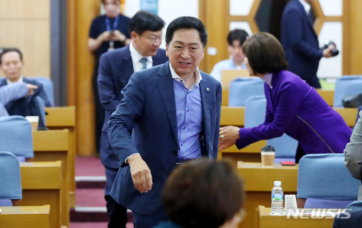 [서울=뉴시스] 추상철 기자 = 김기현 국민의힘 당 대표가 31일 오전 서울 여의도 국회에서 열린 국민의힘 공부모임 '국민공감'에 참석하고 있다. 2023.05.31. scchoo@newsis.com