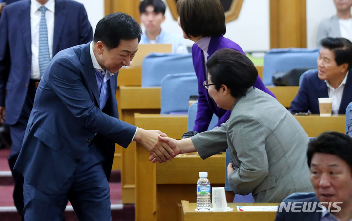 [서울=뉴시스] 추상철 기자 = 김기현 국민의힘 당 대표가 31일 오전 서울 여의도 국회에서 열린 국민의힘 공부모임 '국민공감'에서 임이자 의원과 인사하고 있다. 2023.05.31. scchoo@newsis.com
