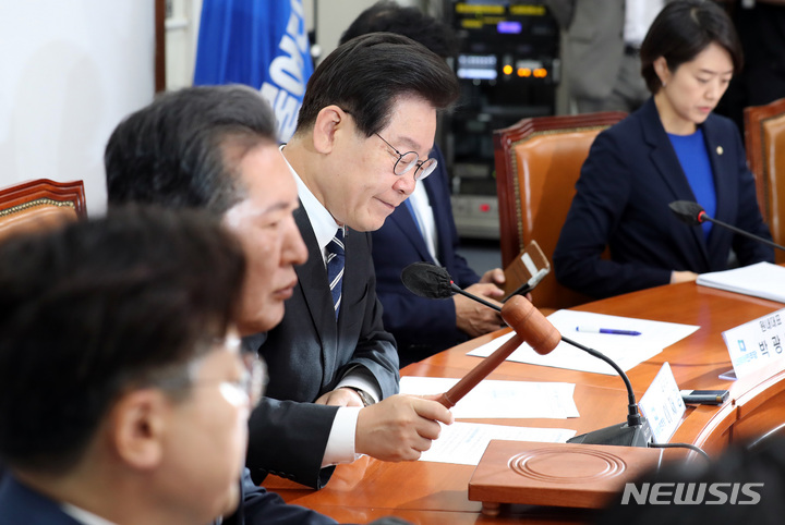 [서울=뉴시스] 이영환 기자 = 이재명 더불어민주당 대표가 31일 오전 서울 여의도 국회에서 열린 최고위원회의에 참석해 의사봉을 두드리고 있다. 2023.05.31. 20hwan@newsis.com