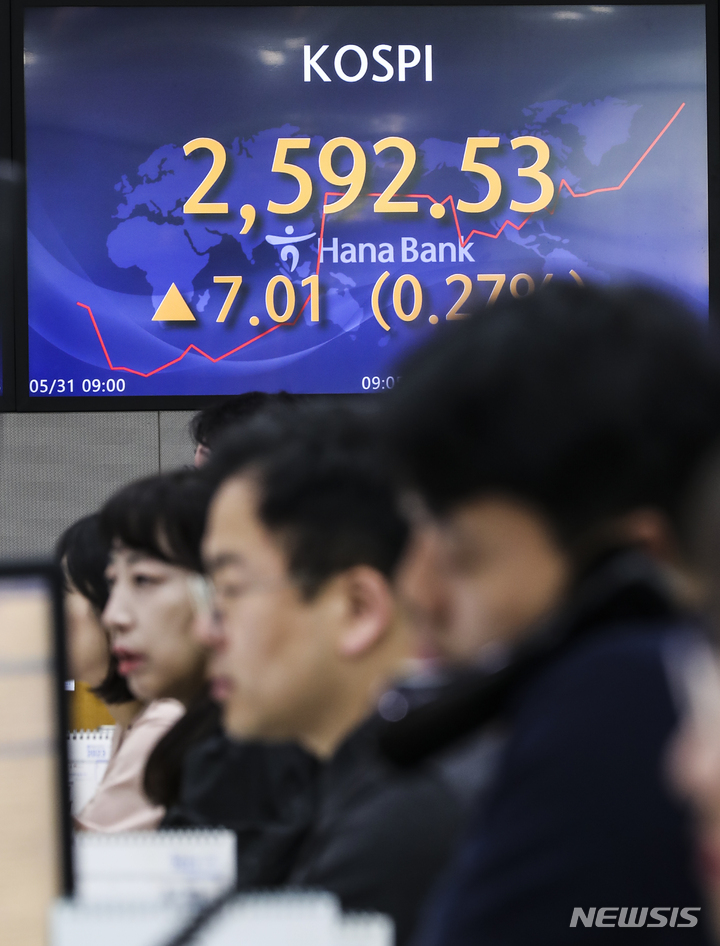 [서울=뉴시스] 김근수 기자 = 31일 서울 중구 하나은행 딜링룸에서 직원들이 업무를 보고 있다.. 2023.05.31. ks@newsis.com