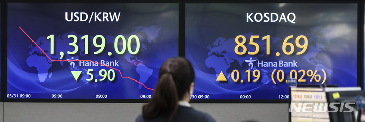 [서울=뉴시스] 김근수 기자 = 31일 서울 중구 하나은행 딜링룸에서 직원들이 업무를 보고 있다. 2023.05.31. ks@newsis.com