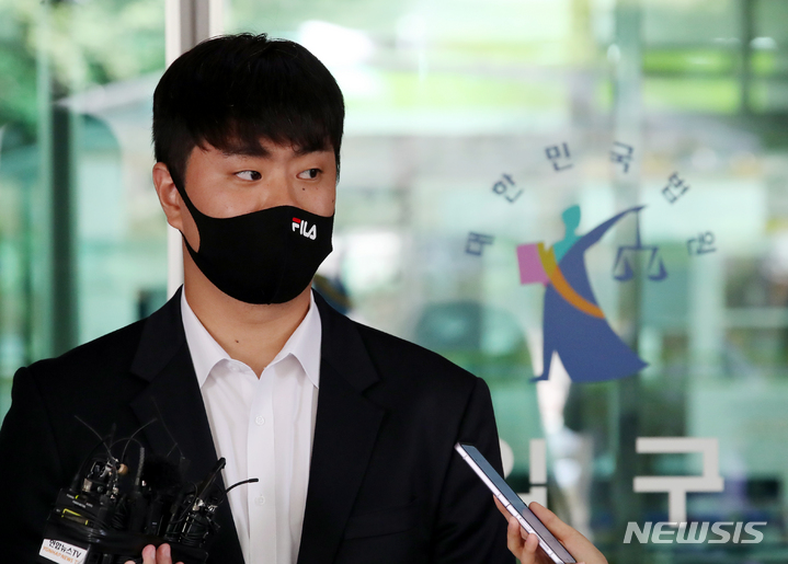 [서울=뉴시스] 고승민 기자 = 고등학교 시절 후배 폭행 혐의로 재판에 넘겨진 프로야구 두산 베어스 투수 이영하가 31일 서울서부지방법원에서 1심 무죄 선고 후 법원을 빠져나와 취재진 질문에 답하고 있다. 2023.05.31. kkssmm99@newsis.com