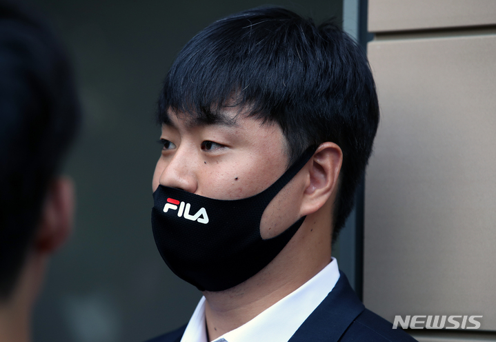 [서울=뉴시스] 고승민 기자 = 고등학교 시절 후배 폭행 혐의로 재판에 넘겨진 프로야구 두산 베어스 투수 이영하가 31일 서울서부지방법원에서 1심 무죄 선고 후 법원을 빠져나와 취재진 질문에 답하고 있다. 2023.05.31. kkssmm99@newsis.com