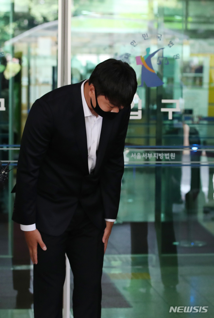 [서울=뉴시스] 고승민 기자 = 고등학교 시절 후배 폭행 혐의로 재판에 넘겨진 프로야구 두산 베어스 투수 이영하가 31일 서울서부지방법원에서 1심 무죄 선고 후 법원을 빠져나와 취재진 질문에 답한 뒤 인사하고 있다. 2023.05.31. kkssmm99@newsis.com