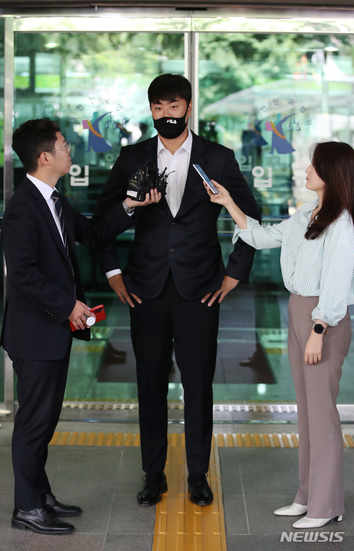 [서울=뉴시스] 고승민 기자 = 고등학교 시절 후배 폭행 혐의로 재판에 넘겨진 프로야구 두산 베어스 투수 이영하가 31일 서울서부지방법원에서 1심 무죄 선고 후 법원을 빠져나와 취재진 질문에 답하고 있다. 2023.05.31. kkssmm99@newsis.com