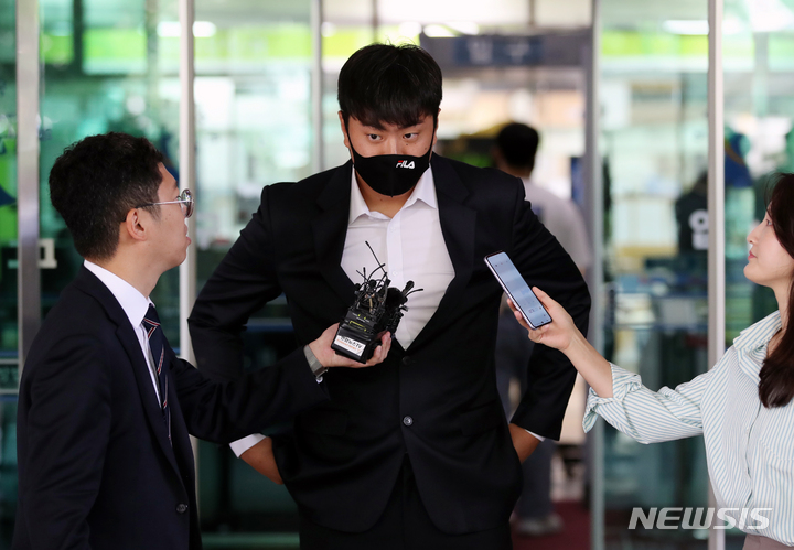 [서울=뉴시스] 고승민 기자 = 고등학교 시절 후배 폭행 혐의로 재판에 넘겨진 프로야구 두산 베어스 투수 이영하가 31일 서울서부지방법원에서 1심 무죄 선고 후 법원을 빠져나와 취재진 질문에 답하고 있다. 2023.05.31. kkssmm99@newsis.com