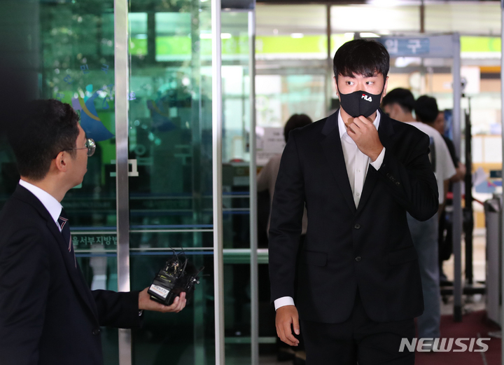 [서울=뉴시스] 고승민 기자 = 고등학교 시절 후배 폭행 혐의로 재판에 넘겨진 프로야구 두산 베어스 투수 이영하가 31일 서울서부지방법원에서 1심 무죄 선고 후 법원을 나서고 있다. 2023.05.31. kkssmm99@newsis.com
