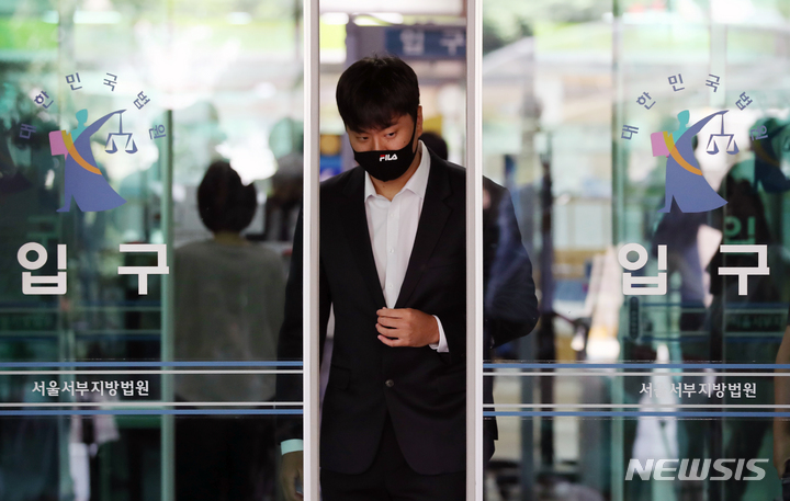 [서울=뉴시스] 고승민 기자 = 고등학교 시절 후배 폭행 혐의로 재판에 넘겨진 프로야구 두산 베어스 투수 이영하가 31일 서울서부지방법원에서 1심 무죄 선고 후 법원을 나서고 있다. 2023.05.31. kkssmm99@newsis.com