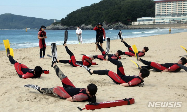 [부산=뉴시스] 하경민 기자 = 부산 해운대·송정 해수욕장 부분 개장을 하루 앞둔 31일 해운대해수욕장에서 민간수상구조대원들이 체력훈련을 하고 있다. 6월 1일부터 부분 개장하는 해운대해수욕장은 관광안내소~이벤트광장 300m 구간, 송정해수욕장은 관광안내소~복합이용존 150m 구간에 해수욕을 허용한다. 부산 7개 해수욕장 전면 개장은 7월 1일이다. 2023.05.31. yulnetphoto@newsis.com