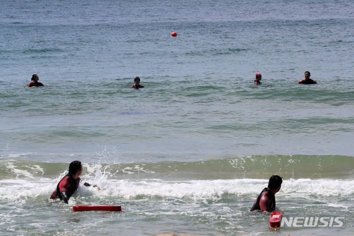 [부산=뉴시스] 하경민 기자 = 부산 해운대·송정 해수욕장 부분 개장을 하루 앞둔 31일 해운대해수욕장에서 민간수상구조대원들이 막바지 인명구조훈련을 하고 있다. 6월 1일부터 부분 개장하는 해운대해수욕장은 관광안내소~이벤트광장 300m 구간, 송정해수욕장은 관광안내소~복합이용존 150m 구간에 해수욕을 허용한다. 부산 7개 해수욕장 전면 개장은 7월 1일이다. 2023.05.31. yulnetphoto@newsis.com