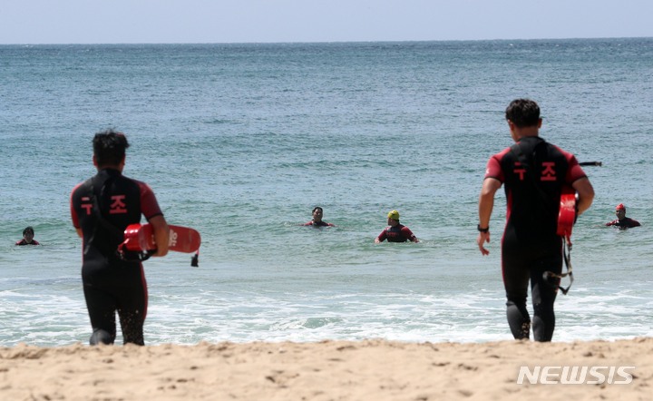 [부산=뉴시스] 하경민 기자 = 부산 해운대·송정 해수욕장 부분 개장을 하루 앞둔 31일 해운대해수욕장에서 민간수상구조대원들이 막바지 인명구조훈련을 하고 있다. 6월 1일부터 부분 개장하는 해운대해수욕장은 관광안내소~이벤트광장 300m 구간, 송정해수욕장은 관광안내소~복합이용존 150m 구간에 해수욕을 허용한다. 부산 7개 해수욕장 전면 개장은 7월 1일이다. 2023.05.31. yulnetphoto@newsis.com