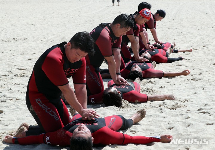 [부산=뉴시스] 하경민 기자 = 부산 해운대·송정 해수욕장 부분 개장을 하루 앞둔 31일 해운대해수욕장에서 민간수상구조대원들이 막바지 인명구조훈련을 하고 있다. 6월 1일부터 부분 개장하는 해운대해수욕장은 관광안내소~이벤트광장 300m 구간, 송정해수욕장은 관광안내소~복합이용존 150m 구간에 해수욕을 허용한다. 부산 7개 해수욕장 전면 개장은 7월 1일이다. 2023.05.31. yulnetphoto@newsis.com