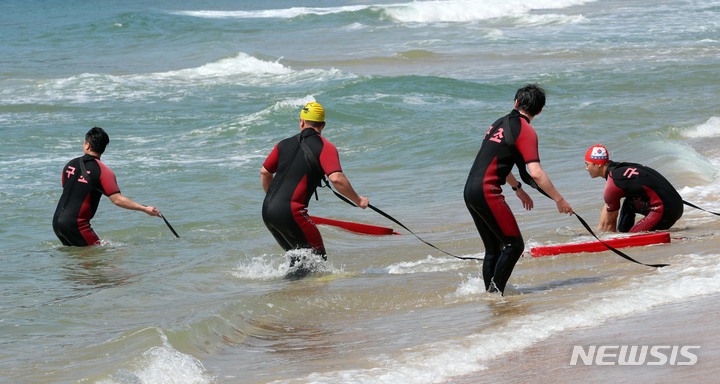 [부산=뉴시스] 하경민 기자 = 부산 해운대·송정 해수욕장 부분 개장을 하루 앞둔 31일 해운대해수욕장에서 민간수상구조대원들이 막바지 인명구조훈련을 하고 있다. 6월 1일부터 부분 개장하는 해운대해수욕장은 관광안내소~이벤트광장 300m 구간, 송정해수욕장은 관광안내소~복합이용존 150m 구간에 해수욕을 허용한다. 부산 7개 해수욕장 전면 개장은 7월 1일이다. 2023.05.31. yulnetphoto@newsis.com