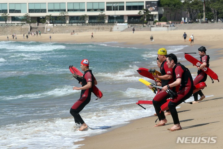 [부산=뉴시스] 하경민 기자 = 부산 해운대·송정 해수욕장 부분 개장을 하루 앞둔 31일 해운대해수욕장에서 민간수상구조대원들이 막바지 인명구조훈련을 하고 있다. 6월 1일부터 부분 개장하는 해운대해수욕장은 관광안내소~이벤트광장 300m 구간, 송정해수욕장은 관광안내소~복합이용존 150m 구간에 해수욕을 허용한다. 부산 7개 해수욕장 전면 개장은 7월 1일이다. 2023.05.31. yulnetphoto@newsis.com