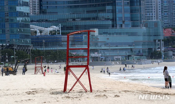 [부산=뉴시스] 하경민 기자 = 부산 해운대·송정 해수욕장 부분 개장을 하루 앞둔 31일 해운대해수욕장에서 구청 관계자들이 중장비를 동원해 망루를 설치하고 있다. 6월 1일부터 부분 개장하는 해운대해수욕장은 관광안내소~이벤트광장 300m 구간, 송정해수욕장은 관광안내소~복합이용존 150m 구간에 해수욕을 허용한다. 부산 7개 해수욕장 전면 개장은 7월 1일이다. 2023.05.31. yulnetphoto@newsis.com