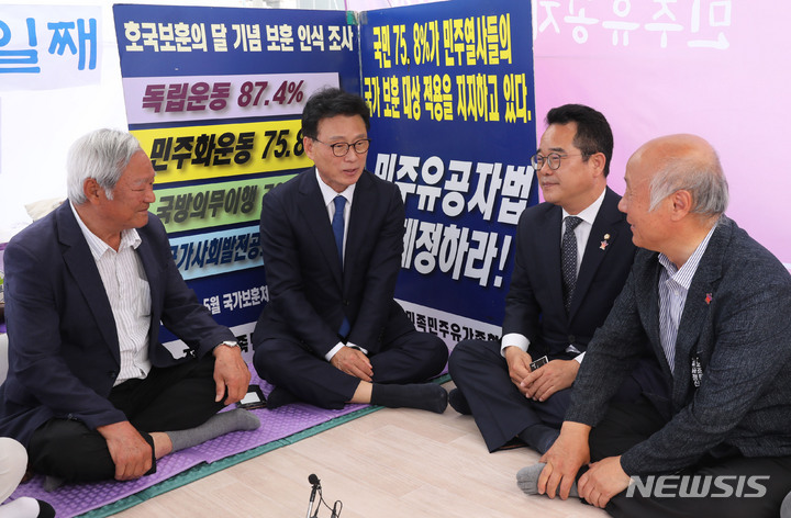 [서울=뉴시스] 전진환 기자 = 박광온 더불어민주당 원내대표가 31일 서울 여의도 국회 앞 전국민족민주유가족협의회 단식 농성장을 찾아 관계자들과 대화하고 있다 2023.05.31. amin2@newsis.com