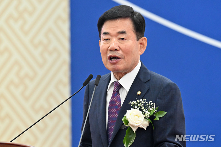 [서울=뉴시스] 국회사진기자단 = 김진표 국회의장이 지난달 31일 오전 서울 여의도 국회 로텐더홀에서 열린 제75주년 국회개원기념식에서 개회사를 하고 있다. 2023.05.31. photo@newsis.com