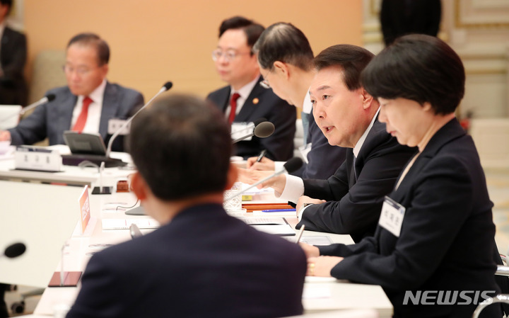 [서울=뉴시스] 전신 기자 = 윤석열 대통령이 31일 청와대 영빈관에서 열린 사회보장 전략회의를 주재하고 있다. 2023.05.31. photo1006@newsis.com