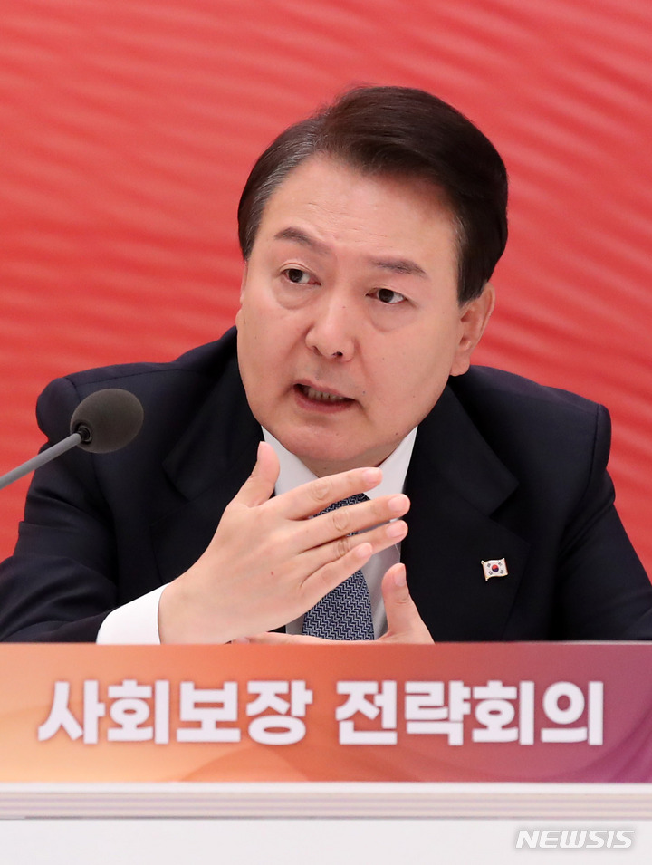 [서울=뉴시스] 전신 기자 = 윤석열 대통령이 31일 청와대 영빈관에서 열린 사회보장 전략회의를 주재하고 있다. 2023.05.31. photo1006@newsis.com