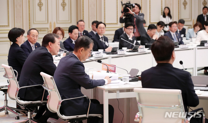 [서울=뉴시스] 전신 기자 = 윤석열 대통령이 31일 청와대 영빈관에서 열린 사회보장 전략회의를 주재하고 있다. 2023.05.31. photo1006@newsis.com