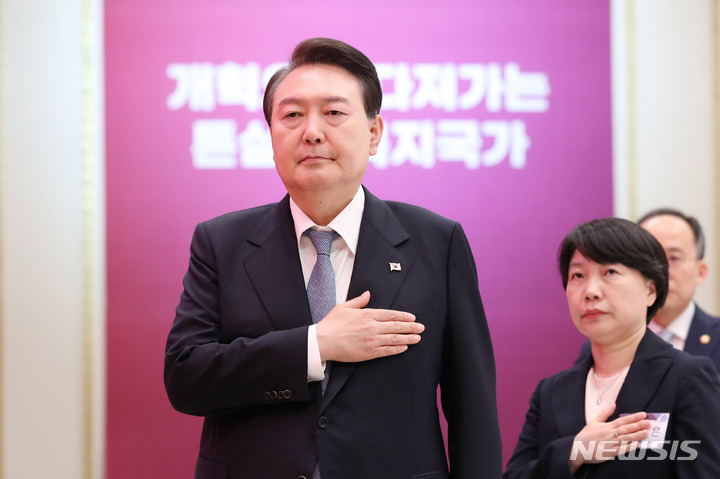 [서울=뉴시스] 전신 기자 = 윤석열 대통령이 31일 청와대 영빈관에서 열린 사회보장 전략회의에서 국기에 대한 경례를 하고 있다. 2023.05.31. photo1006@newsis.com