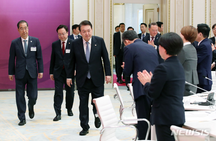 [서울=뉴시스] 전신 기자 = 윤석열 대통령이 31일 청와대 영빈관에서 열린 사회보장 전략회의에 입장하고 있다. 2023.05.31. photo1006@newsis.com