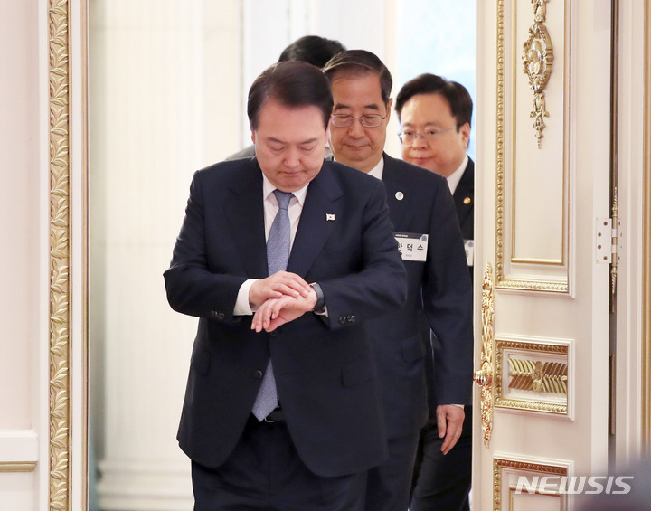 [서울=뉴시스] 전신 기자 = 윤석열 대통령이 31일 청와대 영빈관에서 열린 사회보장 전략회의에 입장하고 있다. 2023.05.31. photo1006@newsis.com