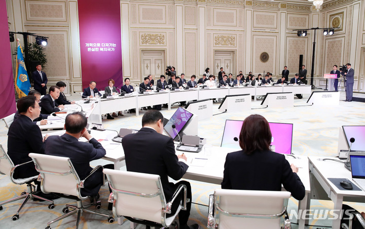 [서울=뉴시스] 전신 기자 = 윤석열 대통령이 31일 청와대 영빈관에서 열린 사회보장 전략회의를 주재하고 있다. 2023.05.31. photo1006@newsis.com