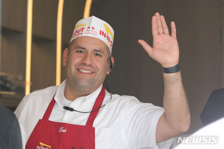 [서울=뉴시스] 권창회 기자 = 31일 오전 서울 강남구 인앤아웃 팝업스토어에서관계자가 인사하고 있다. ‘미국 3대 버거’로 불리는 인앤아웃 버거는 오전 11시부터 오후 3시까지 4시간 동안만 팝업스토어를 열고 더블더블 버거, 애니멀 스타일 버거, 프로틴 스타일 버거 등 3종류를 선착순 한정 판매할 예정이다. 2023.05.31. kch0523@newsis.com