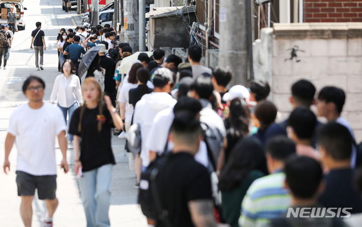 [서울=뉴시스] 권창회 기자 = 31일 오전 서울 강남구 인앤아웃 팝업스토어에서 시민들이 버거를 맛보기 위해 길게 줄을 서있다. ‘미국 3대 버거’로 불리는 인앤아웃 버거는 오전 11시부터 오후 3시까지 4시간 동안만 팝업스토어를 열고 더블더블 버거, 애니멀 스타일 버거, 프로틴 스타일 버거 등 3종류를 선착순 한정 판매할 예정이다. 2023.05.31. kch0523@newsis.com