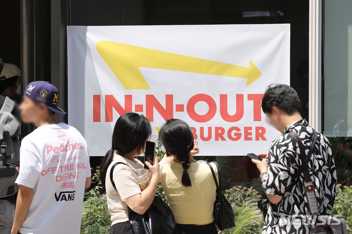 [서울=뉴시스] 권창회 기자 = 31일 오전 서울 강남구 인앤아웃 팝업스토어에서 시민들이 버거를 맛보기 위해 길게 줄을 서있다. ‘미국 3대 버거’로 불리는 인앤아웃 버거는 오전 11시부터 오후 3시까지 4시간 동안만 팝업스토어를 열고 더블더블 버거, 애니멀 스타일 버거, 프로틴 스타일 버거 등 3종류를 선착순 한정 판매할 예정이다. 2023.05.31. kch0523@newsis.com