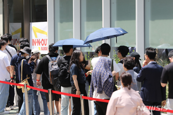 [서울=뉴시스] 권창회 기자 = 31일 오전 서울 강남구 인앤아웃 팝업스토어에서 시민들이 버거를 맛보기 위해 길게 줄을 서있다. ‘미국 3대 버거’로 불리는 인앤아웃 버거는 오전 11시부터 오후 3시까지 4시간 동안만 팝업스토어를 열고 더블더블 버거, 애니멀 스타일 버거, 프로틴 스타일 버거 등 3종류를 선착순 한정 판매할 예정이다. 2023.05.31. kch0523@newsis.com