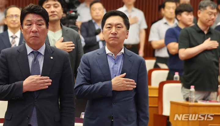 [서울=뉴시스] 추상철 기자 = 김기현 국민의힘 당 대표가 31일 오후 서울 여의도 국회박물관에서 열린 디지털시대, 공간정보산업 도약을 위한 대토론회'에 참석해 국민의례를 하고 있다. 2023.05.31. scchoo@newsis.com