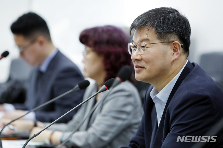 [서울=뉴시스] 최동준 기자 = 지난달 31일 서울 중구 한국보건의료정보원에서 열린 난임-다둥이 특별 대책 마련을 위한 관계부처 간담회에서 이기일 보건복지부 제1차관이 발언하고 있다. 2023.06.02. photocdj@newsis.com