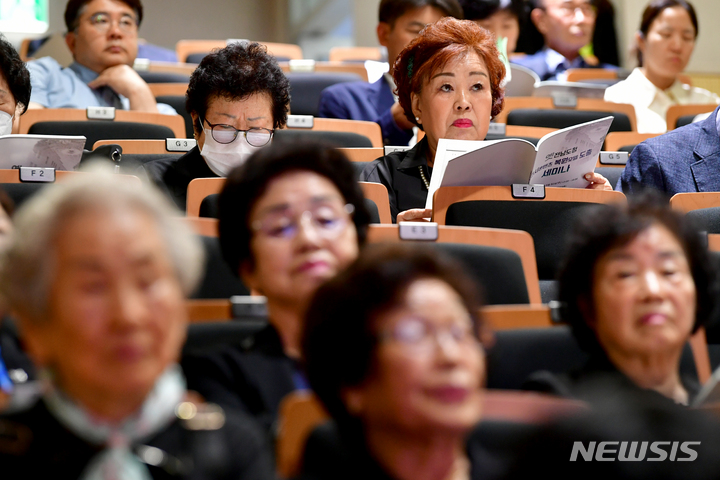 [광주=뉴시스] 이영주 기자 = 옛전남도청지킴이 오월어머니들과 이명자 전 오월어머니집 관장이 31일 오후 광주 동구 전일빌딩245에서 열린 옛전남도청 전시콘텐츠 복원모델 도출 세미나에 참석하고 있다. 2023.05.31. leeyj2578@newsis.com