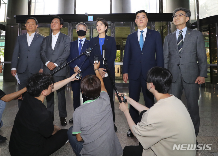 [서울=뉴시스] 최진석 기자 = 더불어민주당 이형석(왼쪽부터), 조승래, 민형배, 고민정, 이해식, 정필모 의원이 31일 서울 서대문구 경찰청 로비에서 MBC 압수수색 관련 경찰청 항의방문하며 발언을 하고 있다. 2023.05.31. myjs@newsis.com